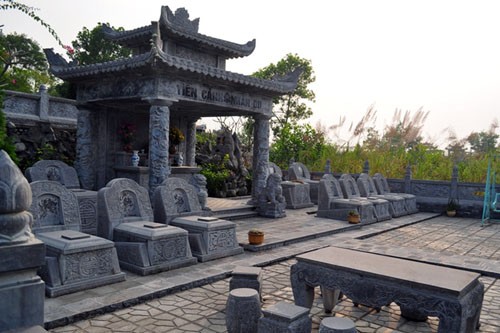 Những khu mộ có cả bàn ghế để thân nhân nghỉ ngơi khi đến viếng.